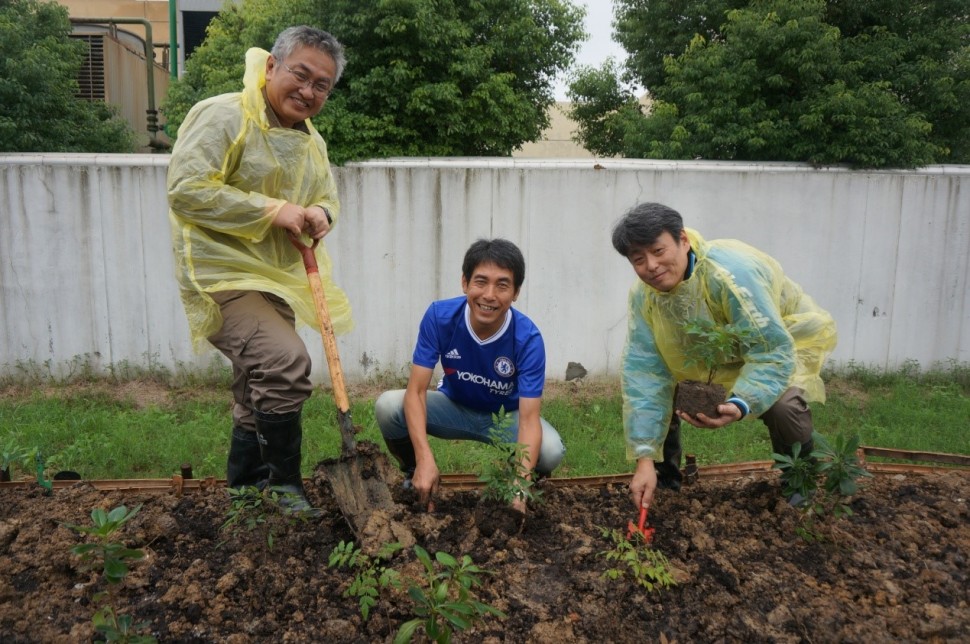 植樹する（左から）上井清優科豪馬橡膠副総経理と近藤成俊同社董事長、福谷修一蘇州優科豪馬輪胎総経理