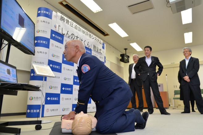 しんのすけくんを使った訓練を体験する濱地消防長