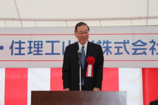 開所式であいさつする西村会長