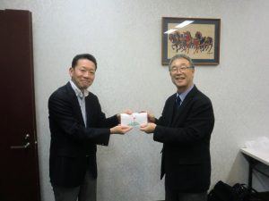 左・優勝の斎藤邦彦氏、右・新発田会長