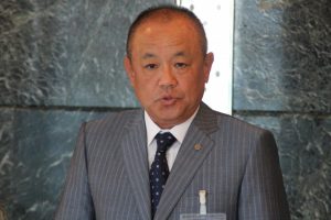 代表幹事としてあいさつする東部ゴム商組の山上理事長