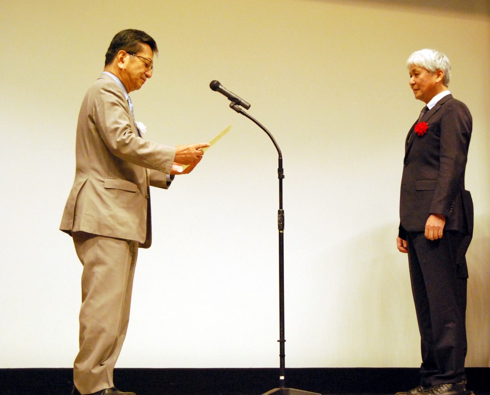 優秀成果賞を授与される横浜ゴムの小石正隆氏（右）