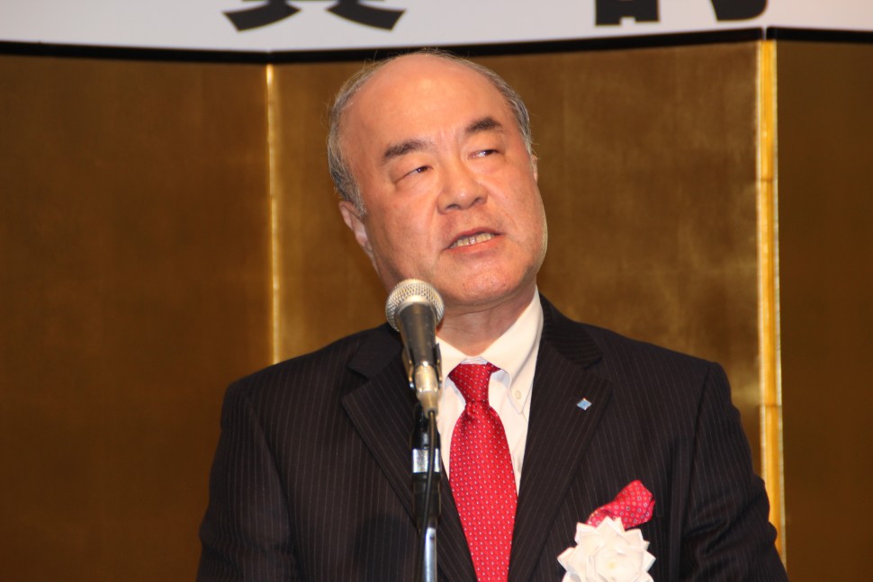 あいさつする池田育嗣会長