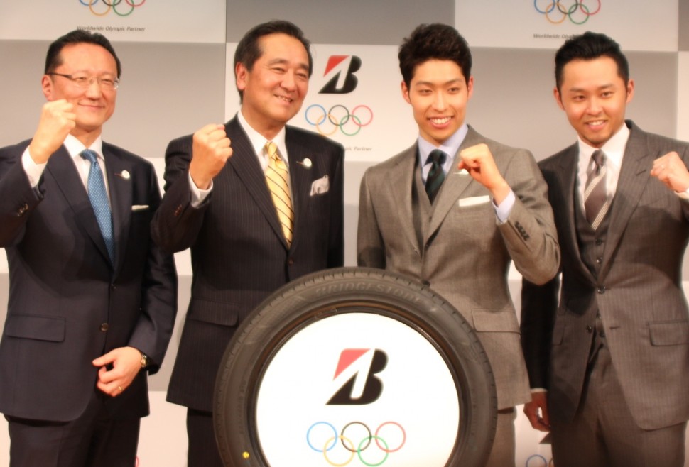 フォトセッションに応じる（左から）田村執行役員、西山副社長、萩野選手、北島氏