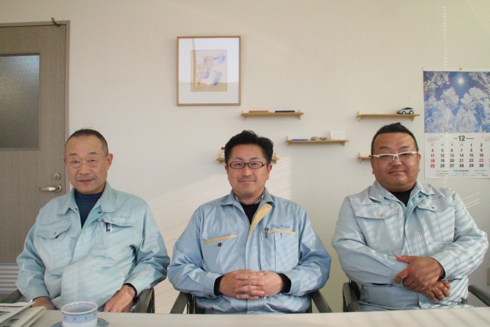 左から佐久間執行役員、肥田社長、荒田執行役員