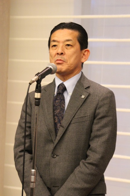 市場活性化について述べる猪山会長