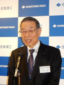 あいさつする西村会長