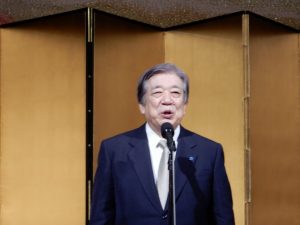 あいさつする西河会長