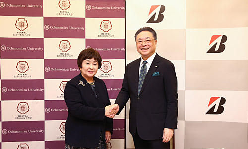 協定書に調印した室伏きみ子お茶の水女子大学長（左）と津谷正明代表執行役CEO兼取締役会長
