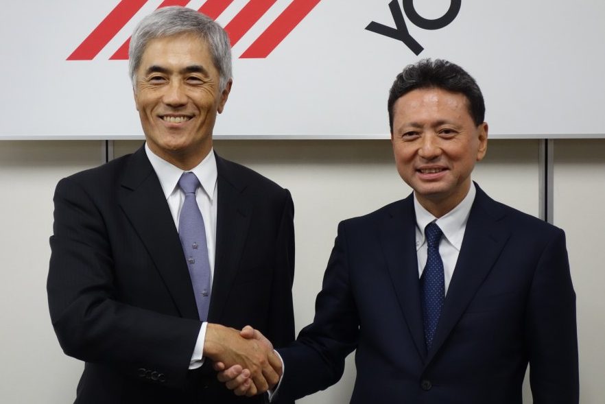 野地社長と新社長に就任する山石氏（右）