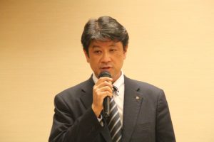 乾杯の発声する菅谷副会長