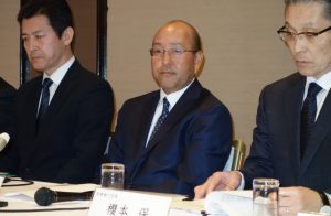 中期経営計画を発表する清水隆史社長(中央）