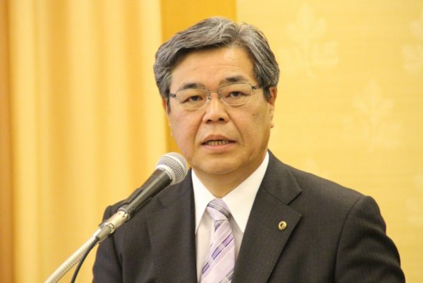 事業方針について説明する吉井社長