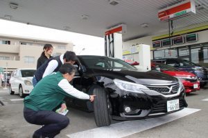 タイヤ点検を行う清水氏（手前）