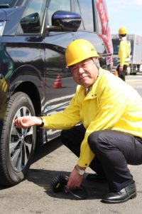 タイヤの点検を行う池田会長