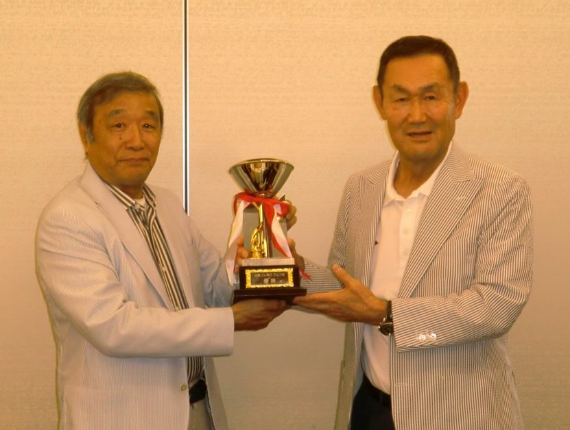 右・優勝の祖父江一郎氏、左・ニシヤマの矢島友雄氏