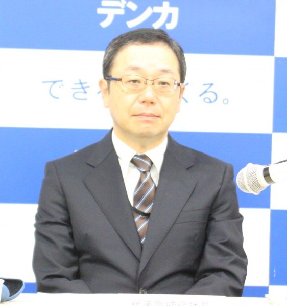 記者会見する山本社長