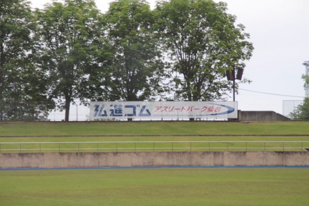 陸上競技場内に設置された看板