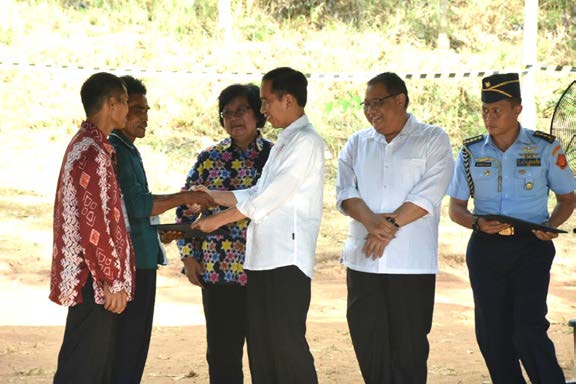 ジョコ大統領から住民グループ代表者へ国有林使用許可証が贈呈された