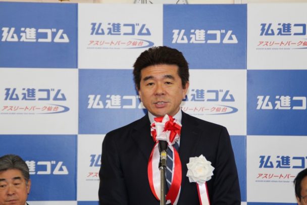 あいさつする西井英正社長