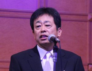 あいさつする川島健一社長