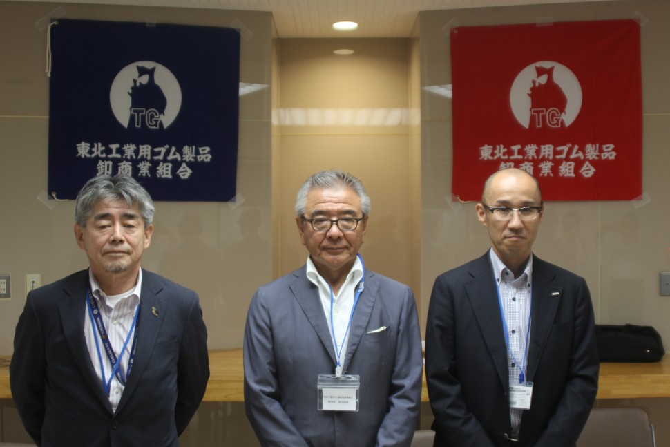 左から安倍副理事長、冨田理事長、小田原事業部長