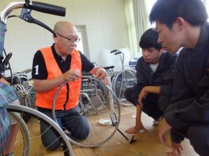 車イスドクターズのメンバー（左）から指導を受ける高校生