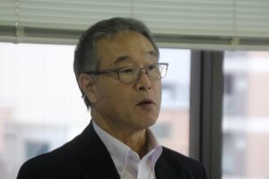 あいさつする新發田親睦教育部会会長