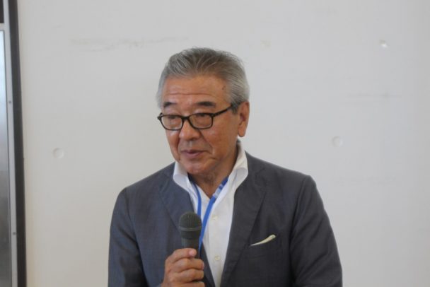 あいさつする冨田理事長