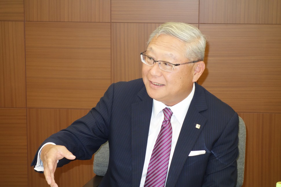 会見する新田元庸社長