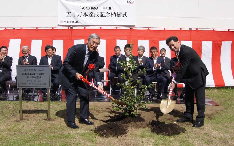 記念植樹を行う南雲忠信会長（左）と山石昌孝社長