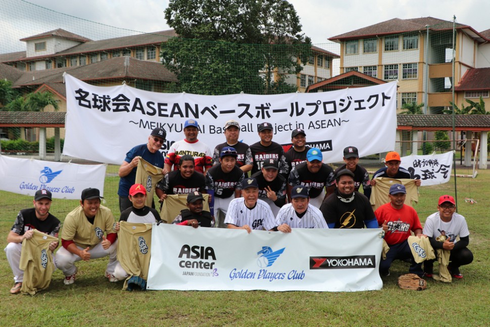 今年8月にマレーシアで開催された「名球会ASEANベースボールプロジェクト」での記念撮影1