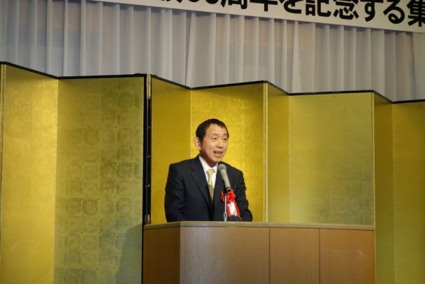 祝辞を述べる大阪ゴム工業会の山内一郎会長