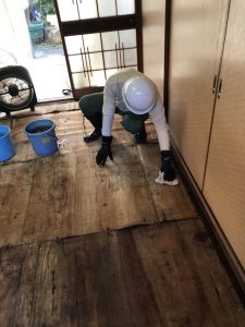 被災した家屋での作業にあたる三重工場従業員