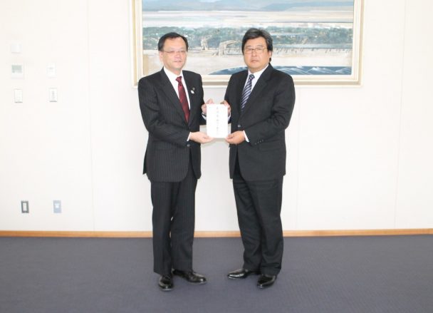 落合克宏平塚市長（左）に義援金を手渡す中澤和也執行役員平塚製造所長