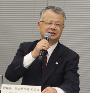 記者会見する西海和久COO