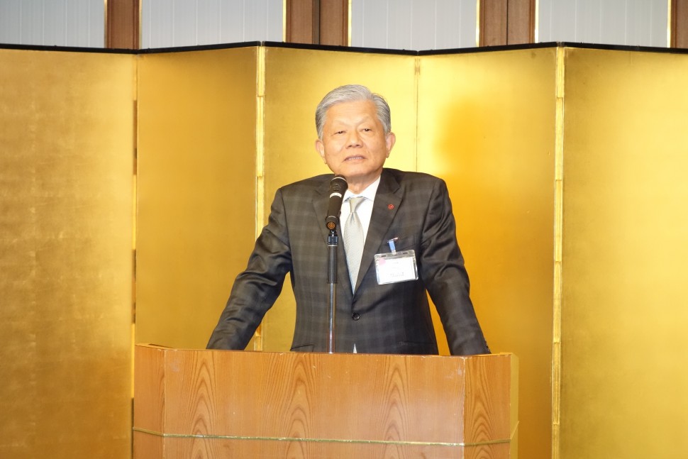 あいさつする長坂会長