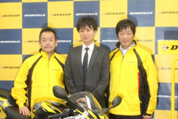 右から元世界耐久選手権王者の北川圭一氏、第二技術部の前田陽平氏、モーターサイクルジャーナリストの八代俊二氏