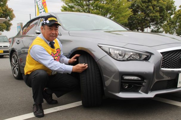 タイヤの空気圧を確認する増田本部長