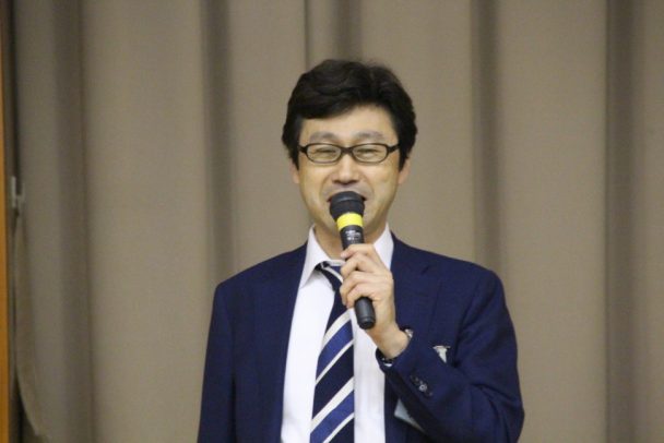 あいさつする堀田会長