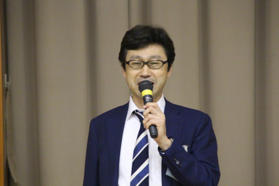 あいさつする堀田会長