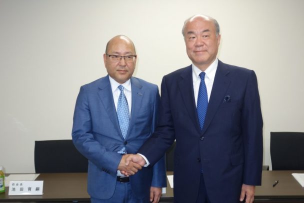 新会長の清水東洋ゴム社長（左）と池田育嗣前会長（右）