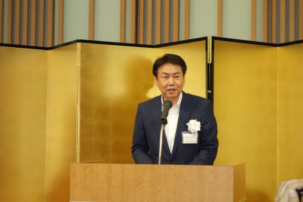 あいさつする小林喜夫巳会長