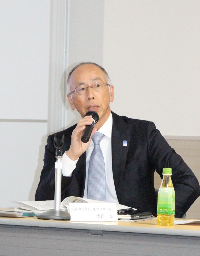 質問に応じる池田浩常務執行役員社長室長