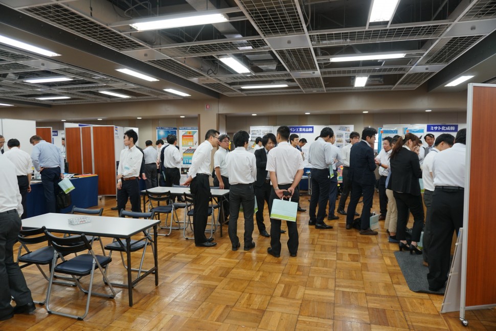 多くの来場者でにぎわう展示会会場