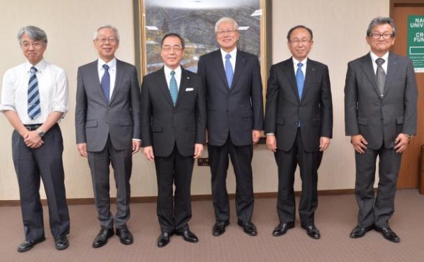 会談後に記念写真に収まる出席者