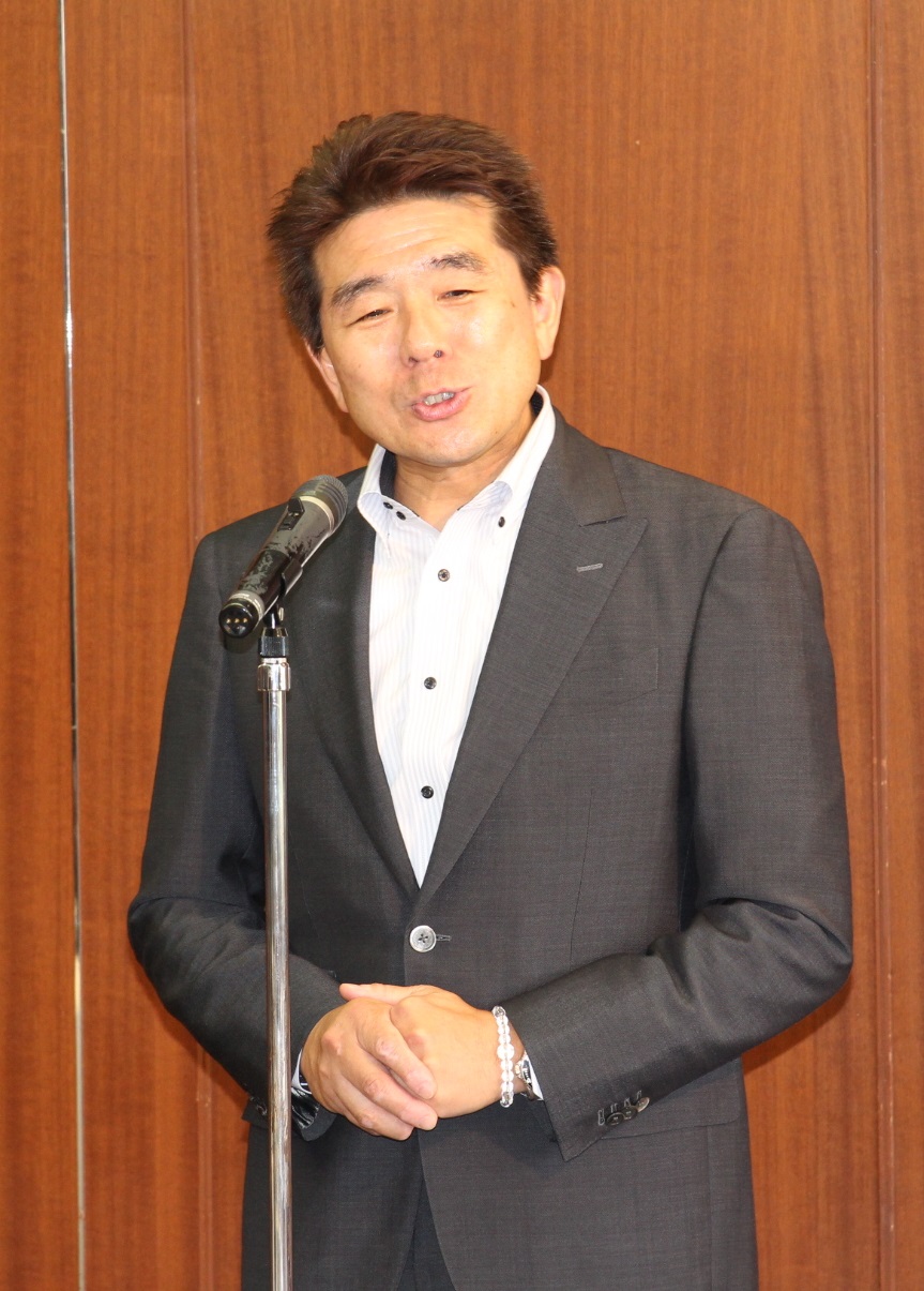 挨拶する西井新会長