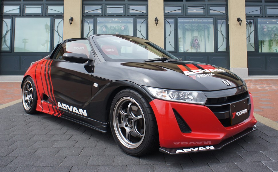 “Red in Black”の「ADVAN」カラーを纏った「Honda S660」