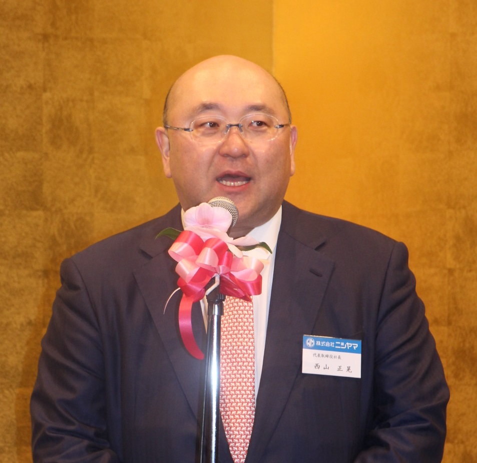 あいさつする西山社長