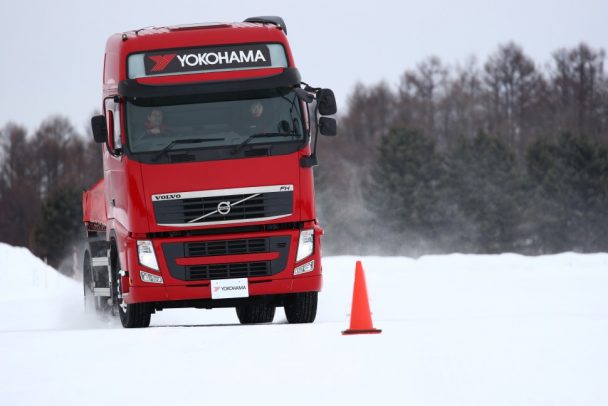 トラクターヘッドで雪上走行も実施した